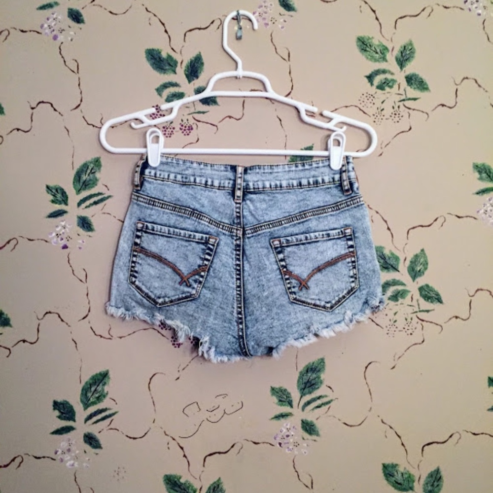 ❌DONATED❌ Bullhead High Rise Shorts - Picture 2 of 3
